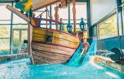 Fille du toboggan aquatique- EuroParcs De Biesbosch - Dordrecht, Hollande méridionale, Pays-Bas
