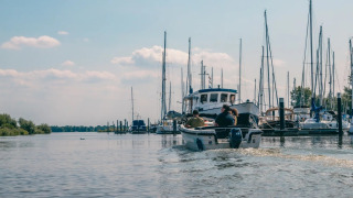 Schaluppe segelt aus dem Hafen - EuroParcs De Biesbosch - Dordrecht, Südholland, Niederlande
