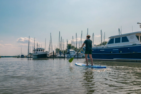 SUP avec des bateaux en arrière-plan - EuroParcs De Biesbosch - Dordrecht, Hollande méridionale, Pays-Bas