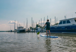 SUP avec des bateaux en arrière-plan - EuroParcs De Biesbosch - Dordrecht, Hollande méridionale, Pays-Bas