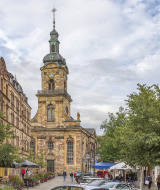 Plaza con terrazas y una iglesia al fondo, Saarbrucken, Sarre, Alemania