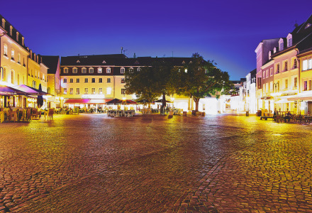 Mercado de San Johanner de noche, Saarbrucken, Sarre, Alemania - uso editorial