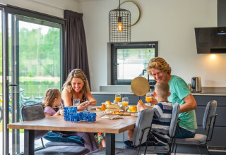 Familia en la mesa del desayuno - EuroParcs Maasduinen - Belfeld, Limburgo, Países Bajos