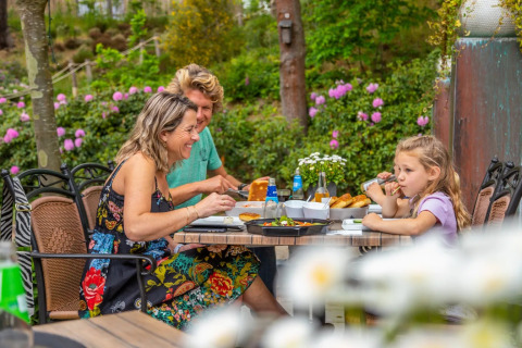 Familie draußen am Tisch - EuroParcs Maasduinen - Belfeld, Limburg, Niederlande