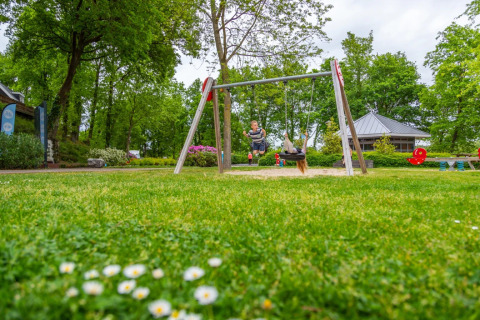 Niño pequeño en columpio - EuroParcs Maasduinen - Belfeld, Limburgo, Países Bajos