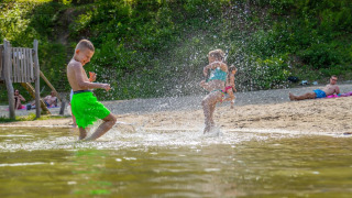 Niño pequeño juega en el agua - EuroParcs Maasduinen - Belfeld, Limburgo, Países Bajos