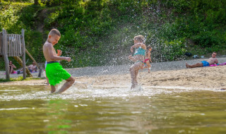 Niño pequeño juega en el agua - EuroParcs Maasduinen - Belfeld, Limburgo, Países Bajos