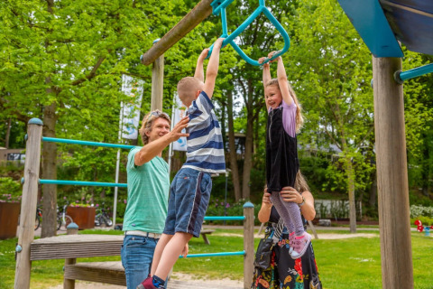 Los niños pasan el rato en el rocódromo - EuroParcs Maasduinen - Belfeld, Limburgo, Países Bajos