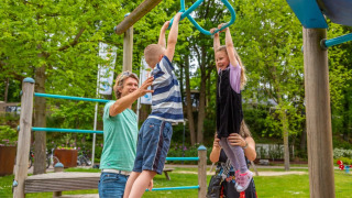 Los niños pasan el rato en el rocódromo - EuroParcs Maasduinen - Belfeld, Limburgo, Países Bajos