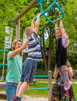 Los niños pasan el rato en el rocódromo - EuroParcs Maasduinen - Belfeld, Limburgo, Países Bajos