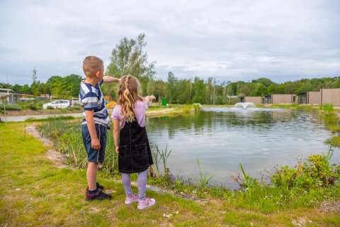 Kinder, die auf einen Teich zeigen - EuroParcs Maasduinen - Belfeld, Limburg, Niederlande