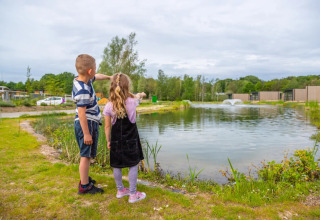 Bambini che indicano lo stagno - EuroParcs Maasduinen - Belfeld, Limburgo, Paesi Bassi