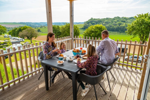Famille prenant le petit déjeuner sur la véranda - EuroParcs Gulperberg - Gulpen, Limburg, Pays-Bas