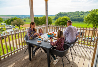 Gezin aan ontbijt op veranda - EuroParcs Gulperberg - Gulpen, Limburg, Nederland
