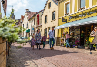 Gezin loopt door straat van Gulpen - EuroParcs Gulperberg - Gulpen, Limburg, Nederland