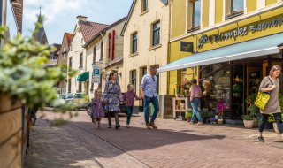 Paseos en familia por la calle de Gulpen - EuroParcs Gulperberg - Gulpen, Limburgo, Países Bajos