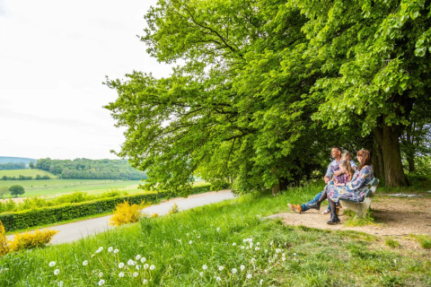 Famille sur le banc - EuroParcs Gulperberg - Gulpen, Limburg, Pays-Bas