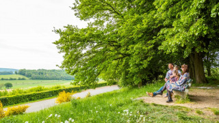 Familia en banco - EuroParcs Gulperberg - Gulpen, Limburgo, Países Bajos