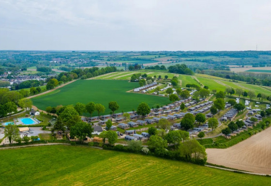 Vista aérea del parque de vacaciones - EuroParcs Gulperberg - Gulpen, Limburgo, Países Bajos