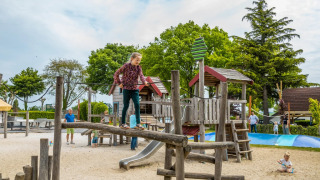 Niña sobre pasarela en parque infantil - EuroParcs Gulperberg - Gulpen, Limburgo, Países Bajos