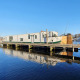 Husbaaden Houseboat De Zwerver ligger ved Marina Parcs Naarden i Nederlandene på en solrig dag.