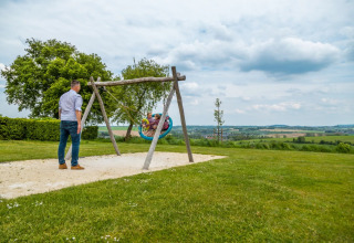 Padre e hijas columpiándose - EuroParcs Gulperberg - Gulpen, Limburgo, Países Bajos