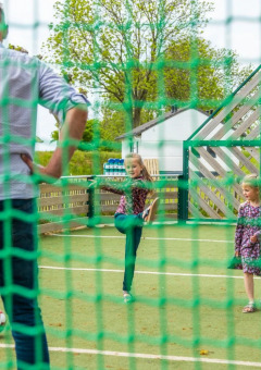 Vader speelt voetbal met twee dochters - EuroParcs Gulperberg - Gulpen, Limburg, Nederland