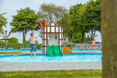 Wasserrutsche im Außenpool - EuroParcs Gulperberg - Gulpen, Limburg, Niederlande