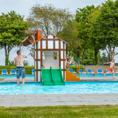 Tobogán acuático en la piscina exterior - EuroParcs Gulperberg - Gulpen, Limburgo, Países Bajos