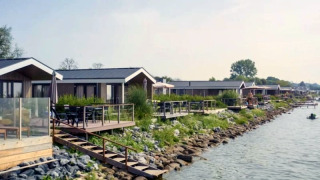 Reihen moderner Lodges mit Terrassen direkt am Seeufer, umgeben von Natur und ruhigem Wasser.