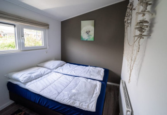 Gemütliches Schlafzimmer in einer Lodge mit zwei zusammengeschobenen Einzelbetten und hellem Dekor.