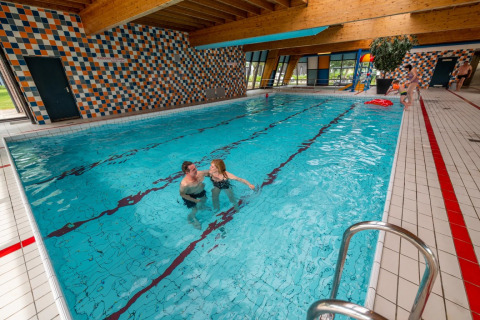 Gente en la piscina cubierta - EuroParcs Schoneveld - Breskens, Zelanda, Países Bajos.