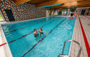 Menschen im Hallenbad - EuroParcs Schoneveld - Breskens, Zeeland, Niederlande.
