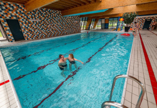 Gente en la piscina cubierta - EuroParcs Schoneveld - Breskens, Zelanda, Países Bajos.