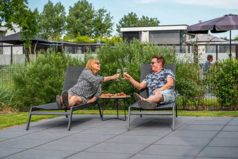 Brindando en la terraza - EuroParcs Schoneveld - Breskens, Zelanda, Países Bajos