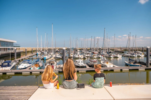 Niños en el puerto deportivo - EuroParcs Schoneveld - Breskens, Zelanda, Países Bajos