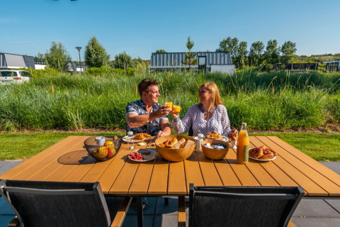 Couple prenant le petit déjeuner sur la terrasse - EuroParcs Schoneveld - Breskens, Zeeland, Pays-Bas