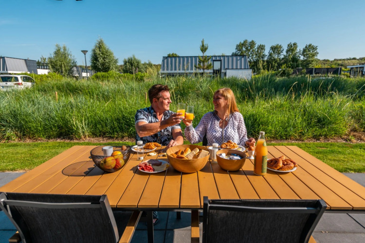 Couple prenant le petit déjeuner sur la terrasse - EuroParcs Schoneveld - Breskens, Zeeland, Pays-Bas