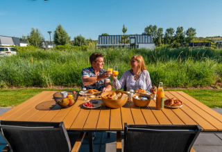 Pärchen beim Frühstück auf der Terrasse - EuroParcs Schoneveld - Breskens, Zeeland, Niederlande