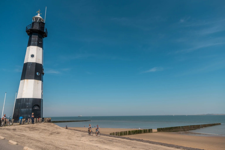 Passer devant un phare à vélo - EuroParcs Schoneveld - Breskens, Zeeland, Pays-Bas
