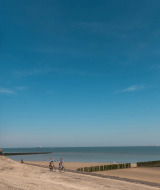 En bici junto a un faro - EuroParcs Schoneveld - Breskens, Zelanda, Países Bajos