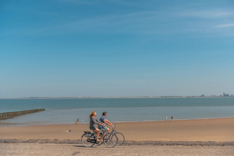 Cykling langs stranden - EuroParcs Schoneveld - Breskens, Zeeland, Holland