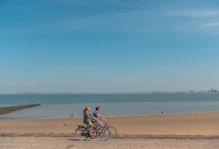 En bicicleta por la playa - EuroParcs Schoneveld - Breskens, Zelanda, Países Bajos