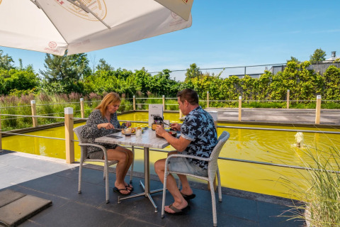 Pareja en la terraza - EuroParcs Schoneveld - Breskens, Zelanda, Países Bajos
