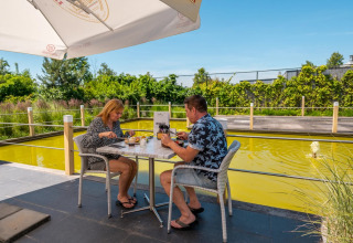 Pareja en la terraza - EuroParcs Schoneveld - Breskens, Zelanda, Países Bajos