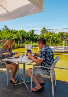 Pareja en la terraza - EuroParcs Schoneveld - Breskens, Zelanda, Países Bajos
