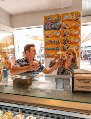 Pareja tomando un helado - EuroParcs Schoneveld - Breskens, Zelanda, Países Bajos