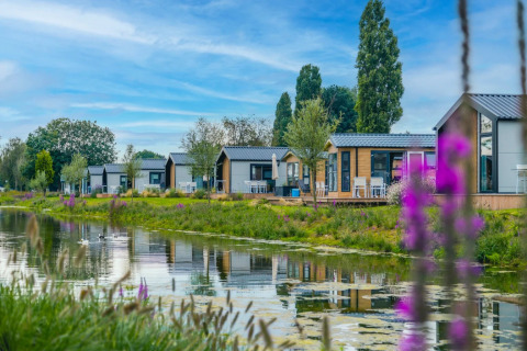 Casas rurales junto a la acequia - EuroParcs Aan de Maas - Kerkdriel, Güeldres, Países Bajos