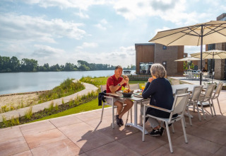 Sur la terrasse le long de la rivière Maas - EuroParcs Aan de Maas - Kerkdriel, Gelderland, Pays-Bas.