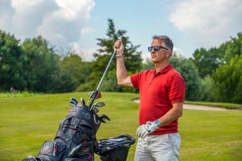 Mann beim Golfen - EuroParcs Aan de Maas - Kerkdriel, Gelderland, Niederlande